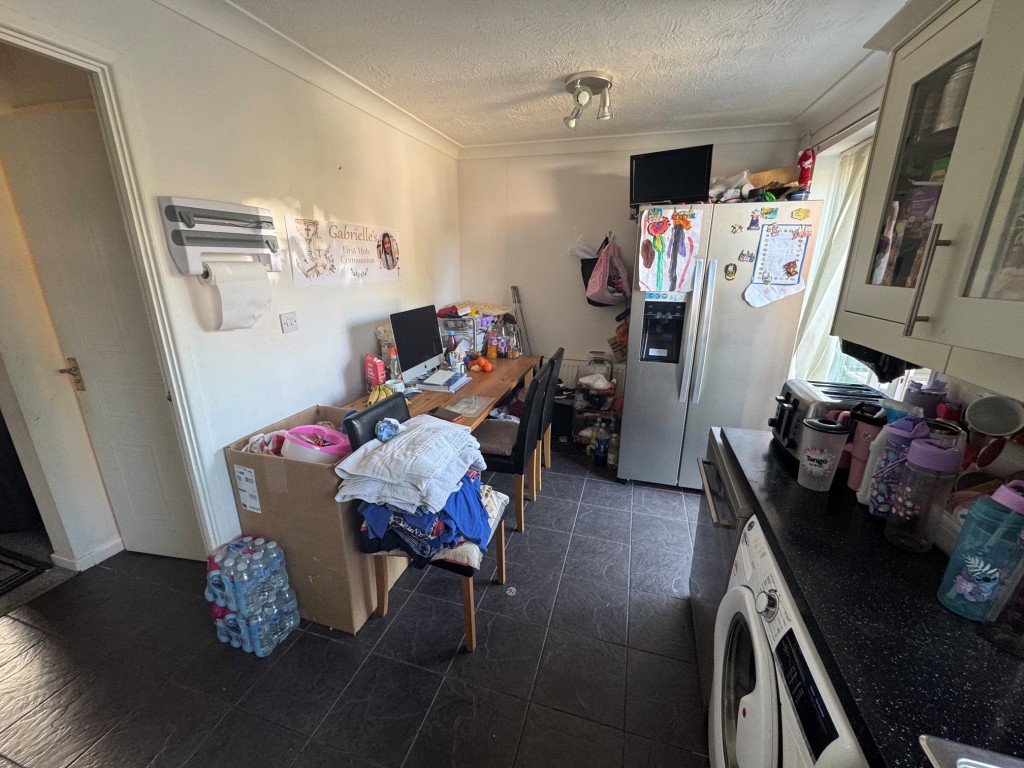 Lot: 208 - FREEHOLD THREE-BEDROOM SEMI-DETACHED HOUSE - A RESIDENTIAL INVESTMENT - Kitchen alternative view